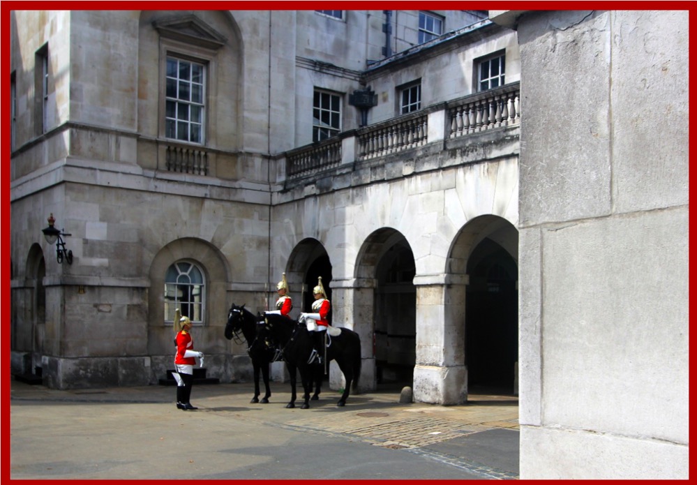 Buckingham Palace security on horse back